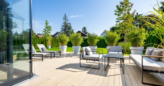 Von NODER gestalteter privater Gartenbereich in München mit gepflegter Bepflanzung